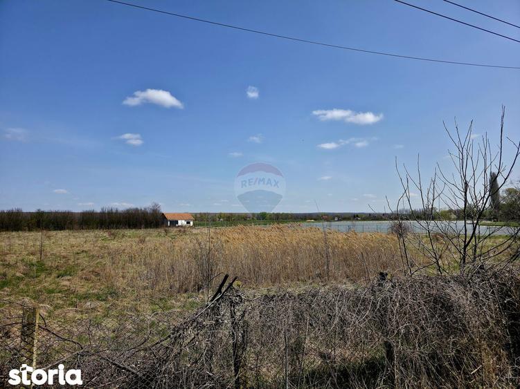 Teren de 7000 mp, în Girov
