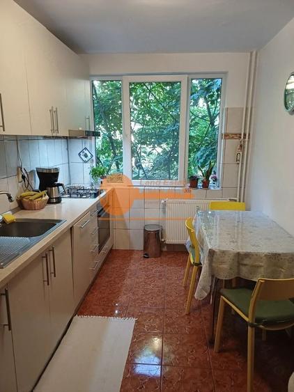 Apartament cu 4 camere semidecomandat, mobilat în Gorjului
