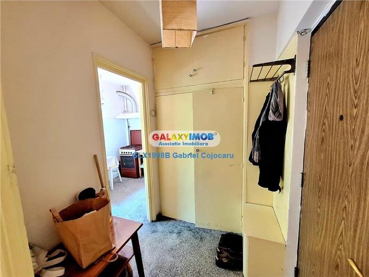 Apartament cu 3 camere semidecomandat în Baba Novac