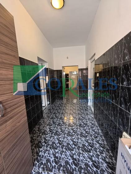 Casă individuală cu 7 camere cu Canalizare în Traian