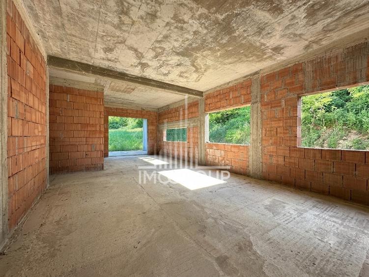 Teren Construcții intravilan de 2330 mp, în Gădălin