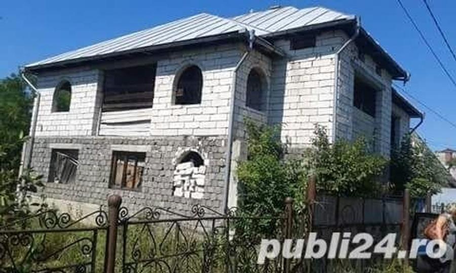 Casă cu 8 camere cu Teren 706 Mp în Ieud