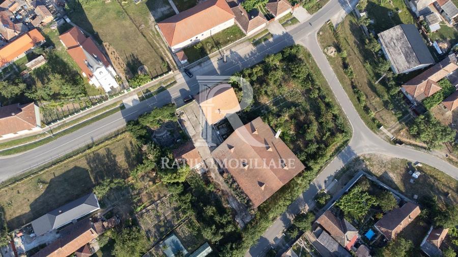 Casă individuală cu 11 camere cu Canalizare în Ineu