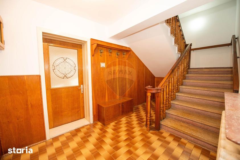 Casă cu 7 camere cu Teren 200 Mp în Central