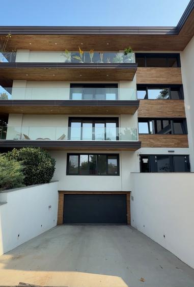 Apartament cu 3 camere semidecomandat, mobilat în Iancu Nicolae