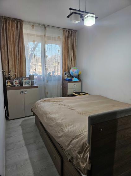 Apartament cu 3 camere semidecomandat în Calea București