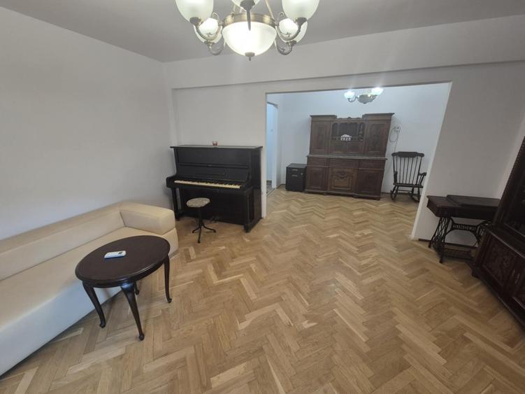 Apartament cu 3 camere decomandat în Calea Victoriei