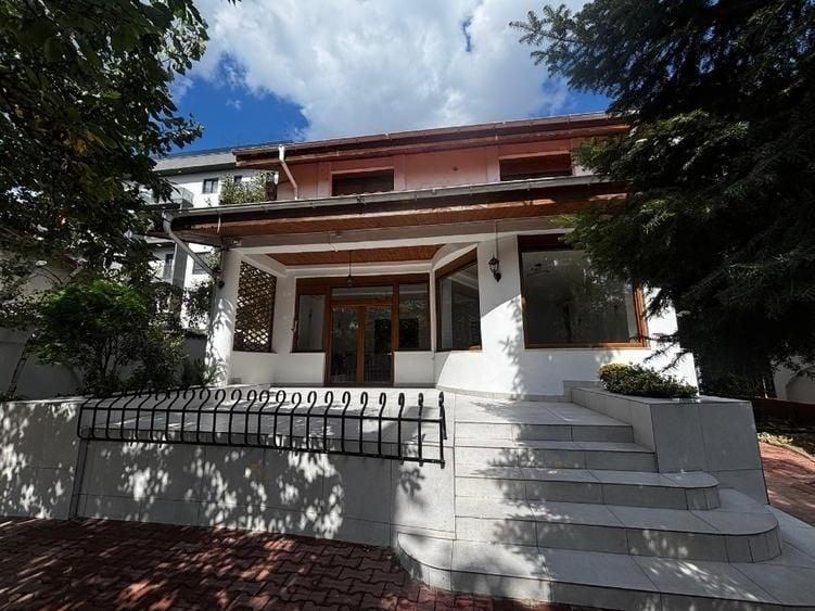 Casă individuală cu 12 camere cu Canalizare în Aviației