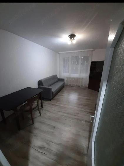 Apartament cu 3 camere decomandat în Cornișa