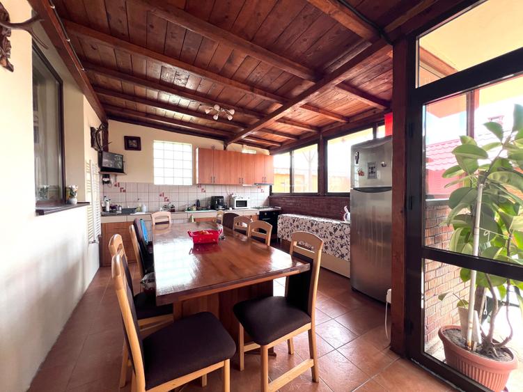 Casă cu 8 camere cu Teren 400 Mp în Central