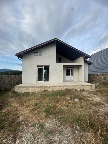 Casă cu 4 camere în Teișani