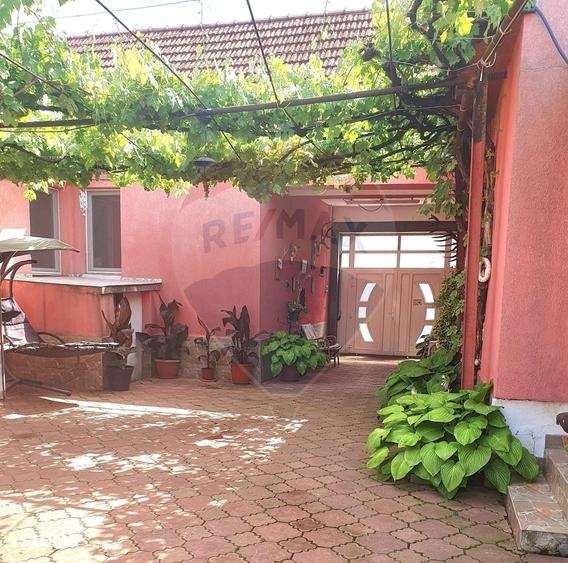 Casă cu 8 camere cu Teren 527 Mp în Berzasca