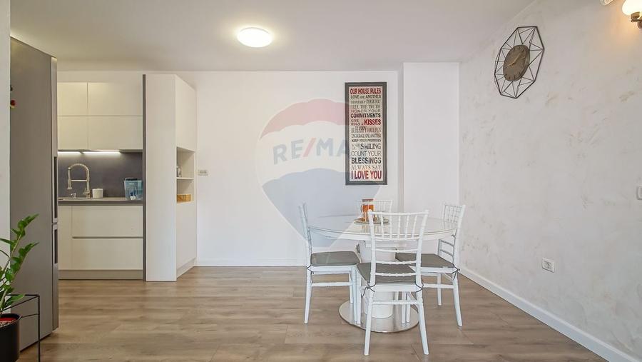 Apartament cu 5 camere decomandat în Noua