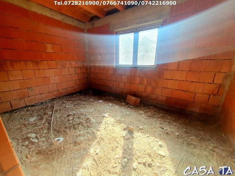 Casă individuală cu 4 camere cu Canalizare în Arcani