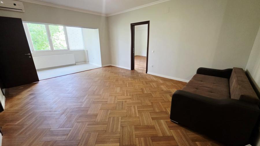 Apartament cu 3 camere semidecomandat, mobilat în Universitate