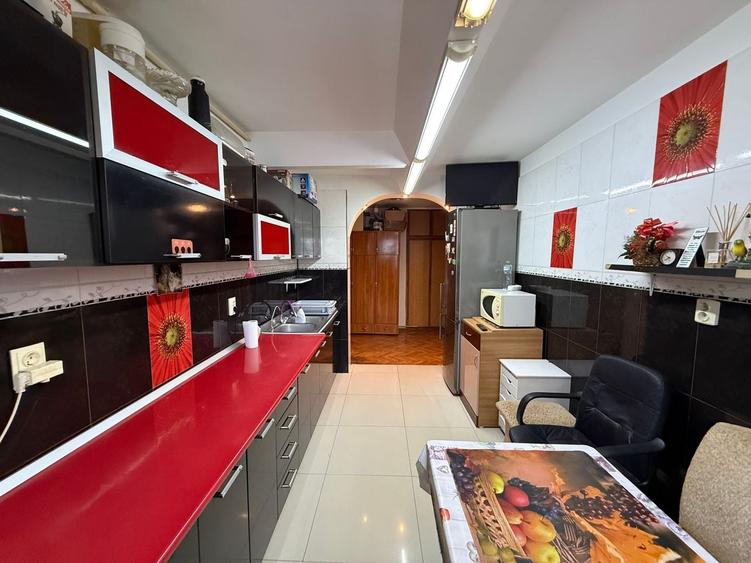 Apartament cu 4 camere semidecomandat, mobilat în Gorjului