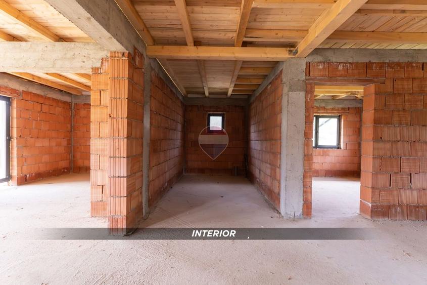 Casă individuală cu 3 camere cu Teren 750 Mp în Est
