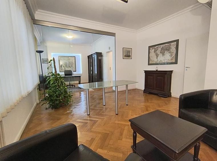 Apartament cu 3 camere semidecomandat, mobilat în Dacia