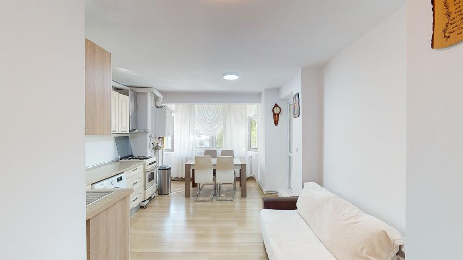 Apartament cu 4 camere decomandat, mobilat în Central