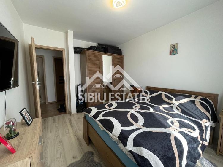 Apartament cu 3 camere semidecomandat, mobilat în Turnișor