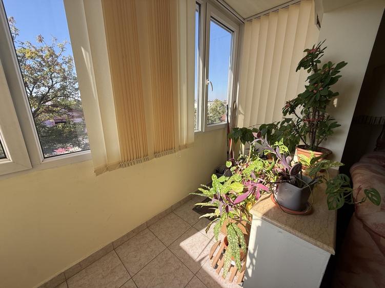 Apartament cu 3 camere semidecomandat, mobilat în Dâmbovița