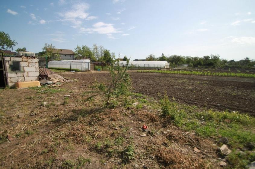Teren Construcții intravilan de 492 mp, în Lazu