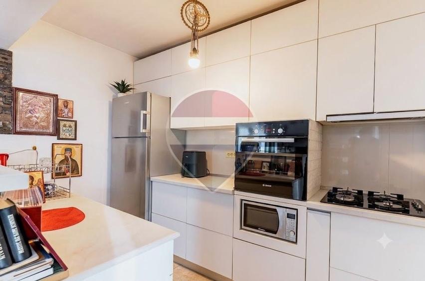 Apartament cu 5 camere decomandat, mobilat în Breazu