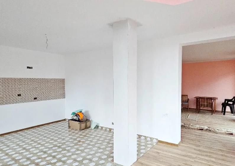 Casă cu 5 camere cu Teren 2000 Mp în Ciritei