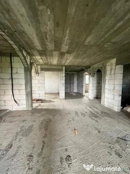 Casă cu 7 camere cu Teren 1674 Mp în Frătăuții Vechi