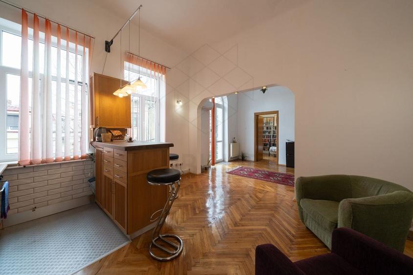 Apartament cu 3 camere semidecomandat, mobilat în P-ța Victoriei