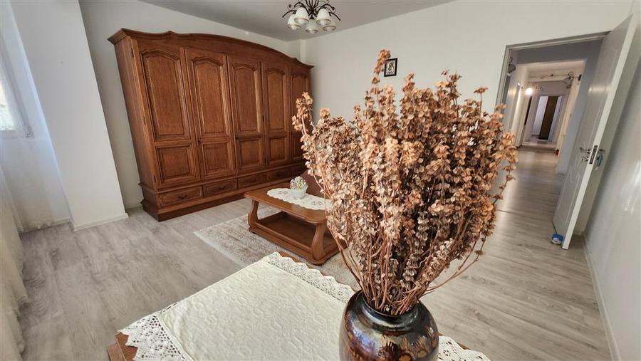 Apartament cu 4 camere decomandat, mobilat în Ipotești