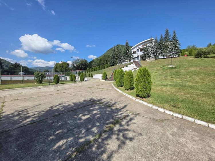 Casă individuală cu 13 camere cu Piscina în Slănic-Moldova