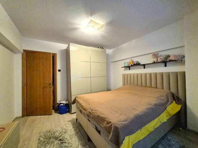 Apartament cu 3 camere decomandat în Titan