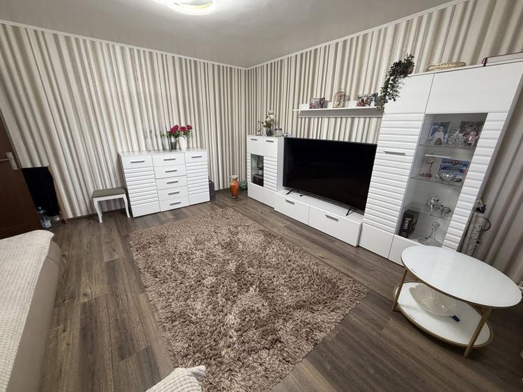 Apartament cu 3 camere decomandat, mobilat în Buzaului