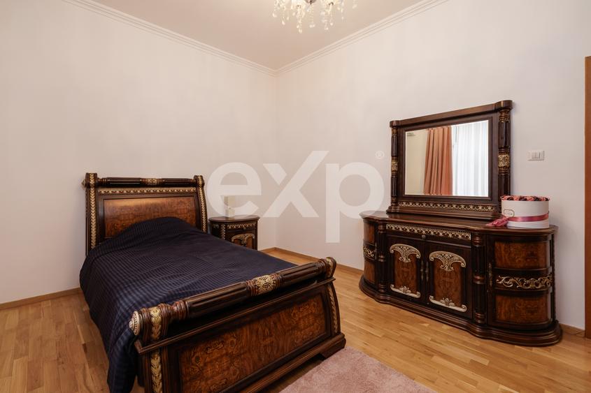 Apartament cu 5 camere decomandat, mobilat în Romană
