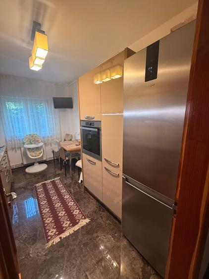 Apartament cu 3 camere decomandat în Coman