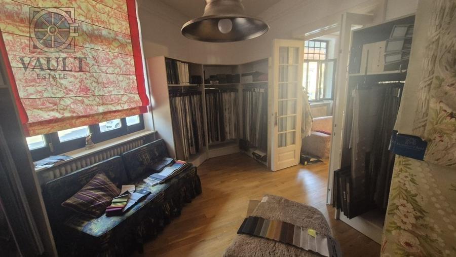 Apartament cu 5 camere semidecomandat în Moșilor