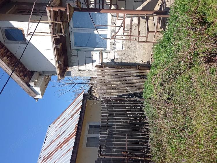 Casă cu 2 camere cu Teren 1500 Mp în Central