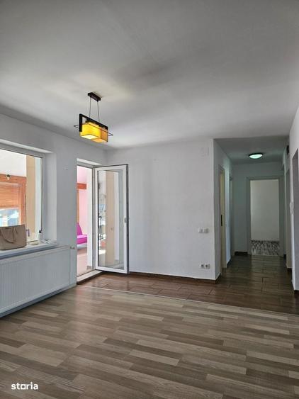 Apartament cu 3 camere decomandat în Sud