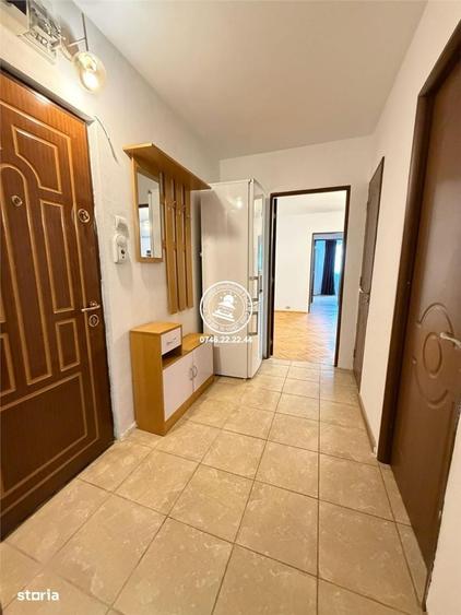 Apartament cu 3 camere în Podu Roș