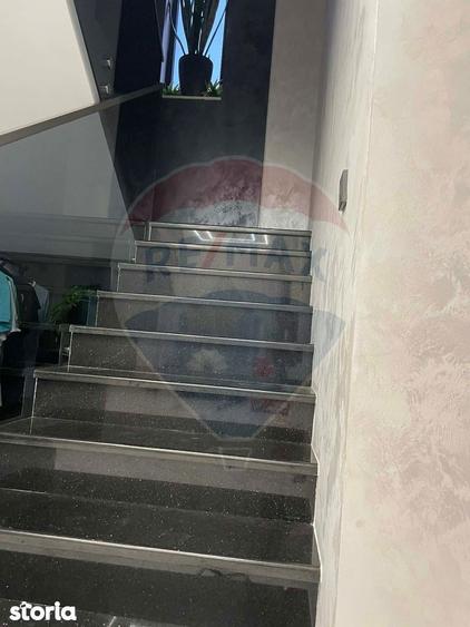 Casă cu 6 camere cu Teren 560 Mp în Malu Mare