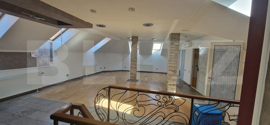 Casă individuală cu 8 camere cu Teren 50 Mp în Central