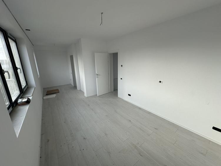 Duplex cu 5 camere cu Canalizare în Exterior Nord