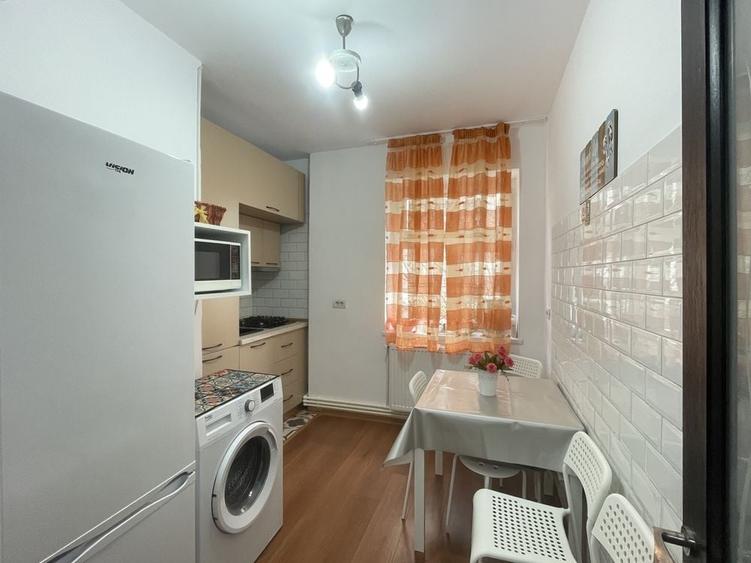 Apartament cu 4 camere semidecomandat în Central