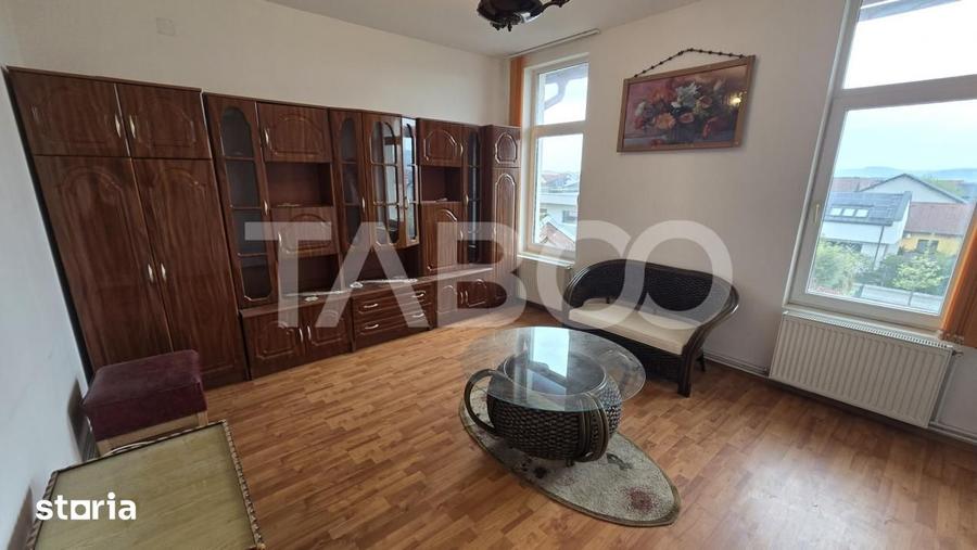 Apartament cu 4 camere decomandat, mobilat în Est