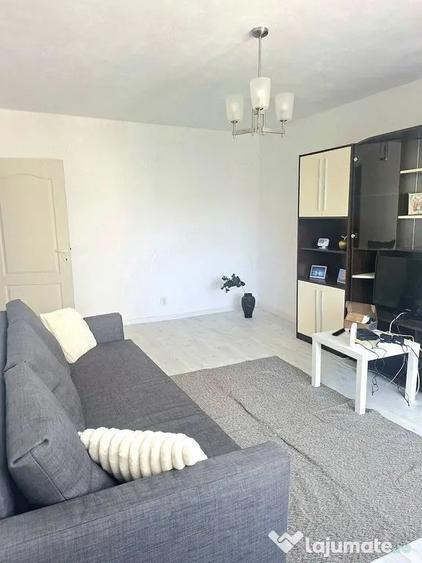 Apartament cu 2 camere decomandat, mobilat în Piața Centrală