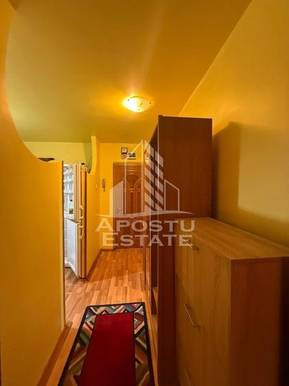 Apartament cu 2 camere semidecomandat, mobilat în UMT