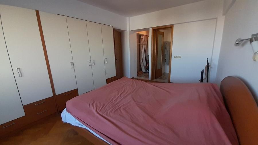 Apartament cu 3 camere decomandat în Calea Victoriei