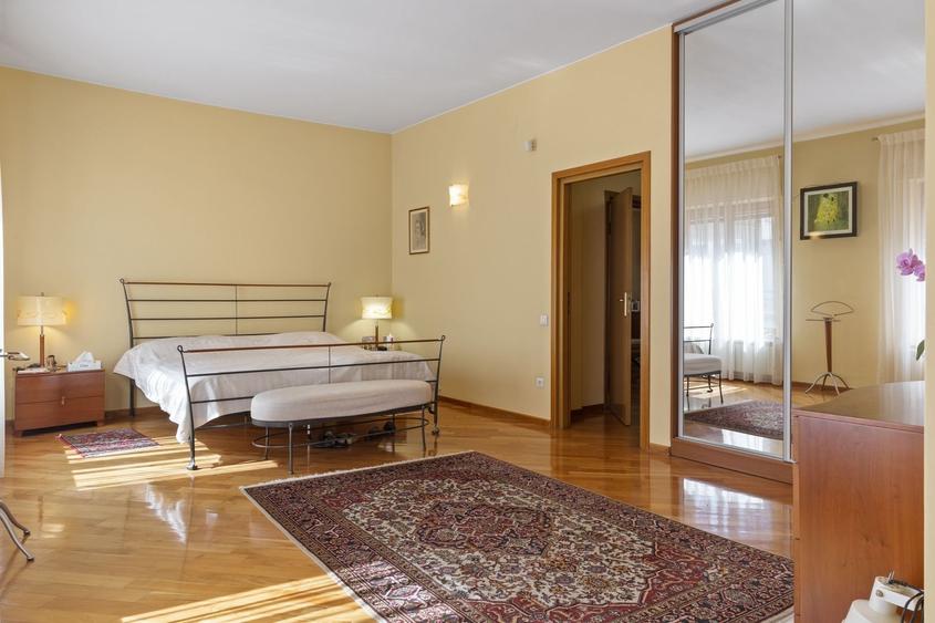 Apartament cu 8 camere semidecomandat, mobilat în Capitale