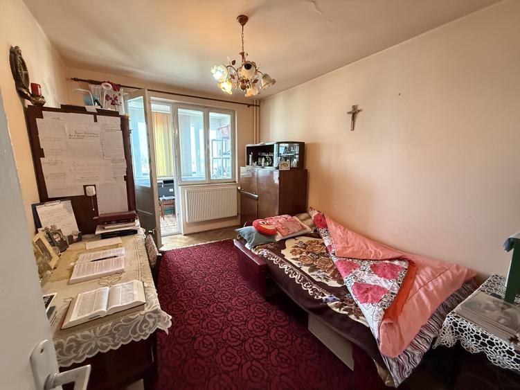 Apartament cu 3 camere semidecomandat în Girocului